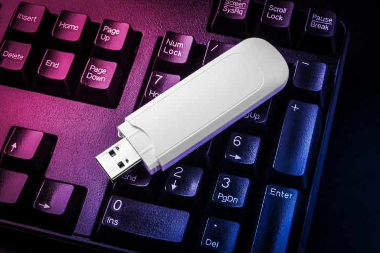 Thumb Drive vs Flash Drive: What’s the Difference, Which One Is Better?