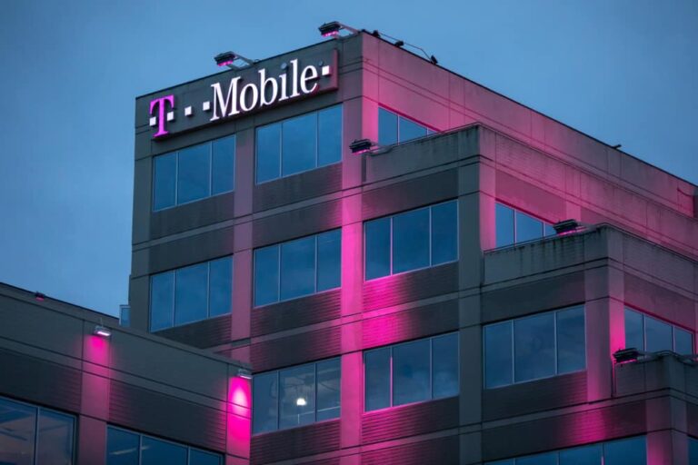 T-Mobile vs. AT&T: Which is the Better Carrier in 2024?