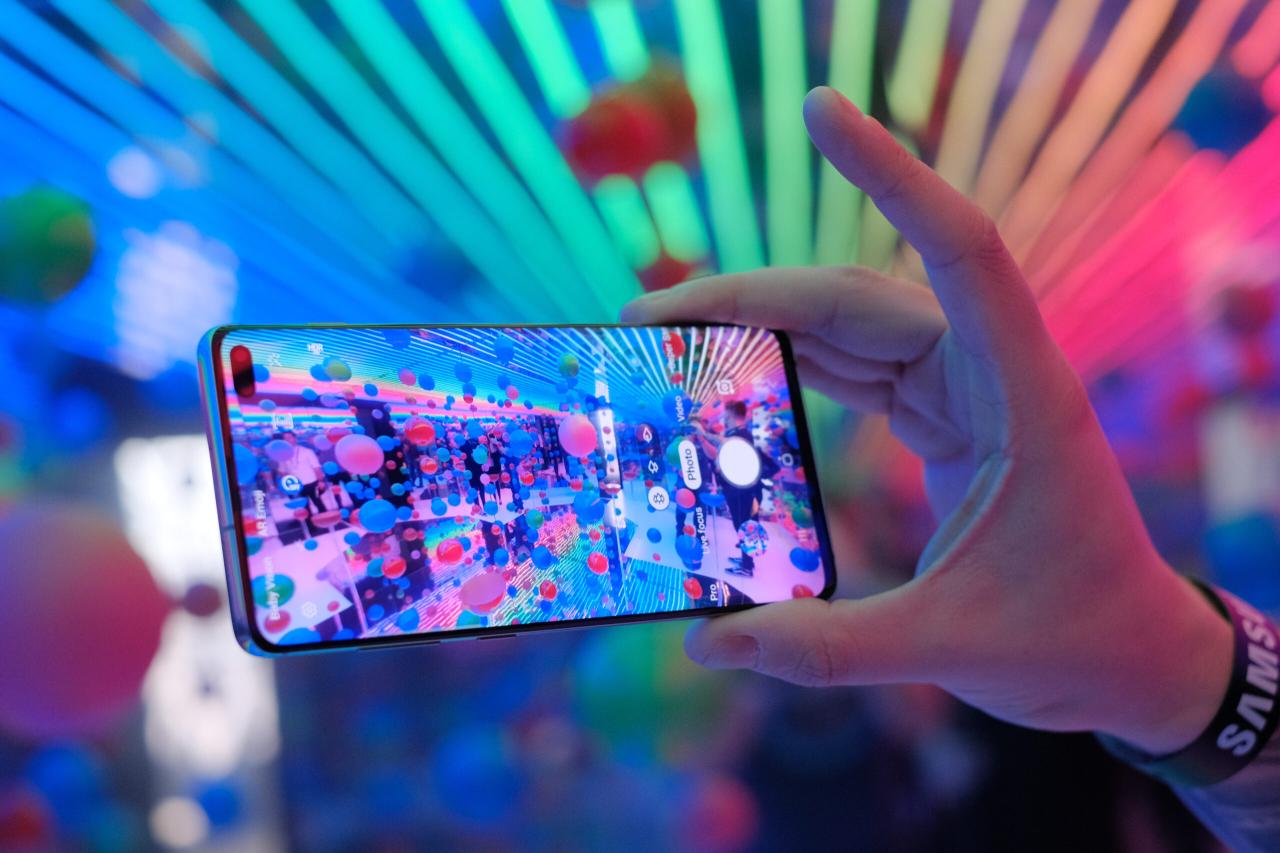 hand holding samsung galaxy s10