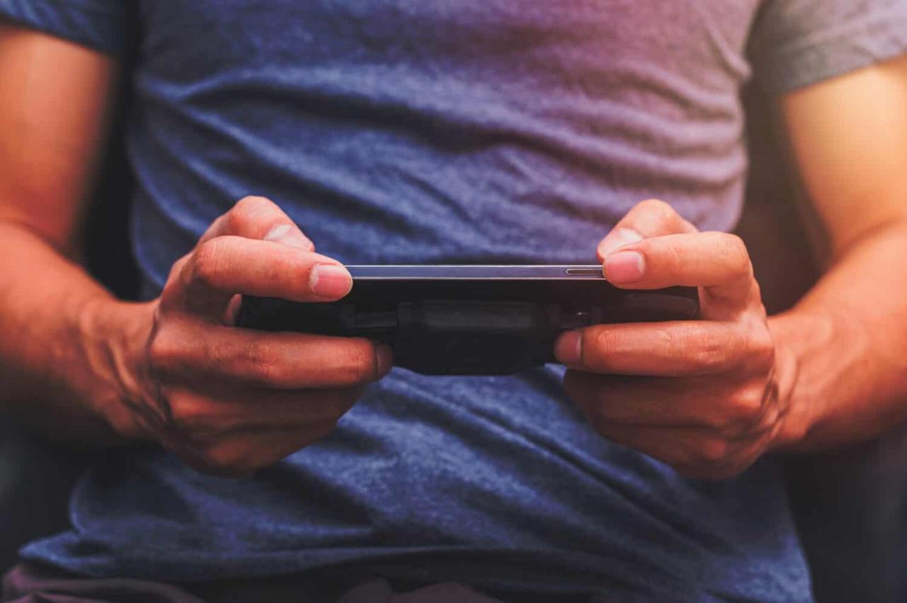 Human beings play games through smartphones, ps1 emulators