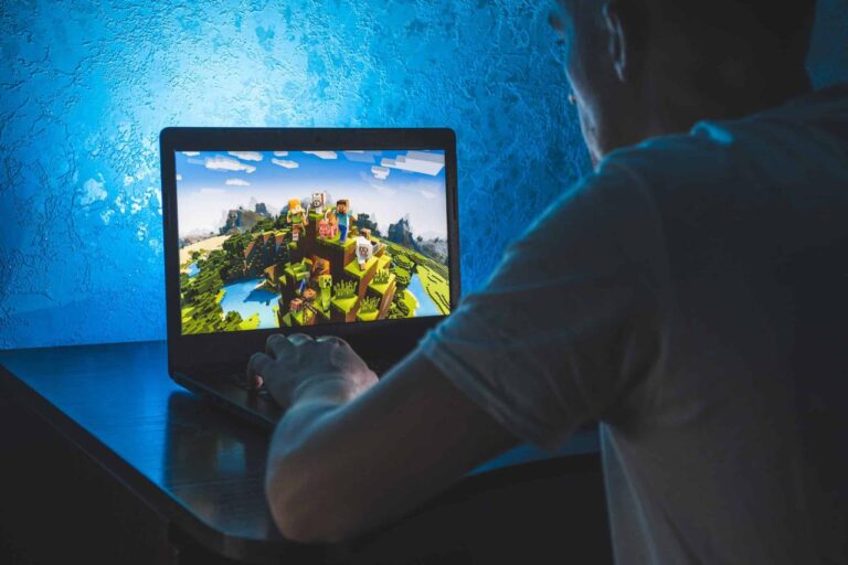 Roblox vs. Minecraft: 9 Key Differences and Full Comparison