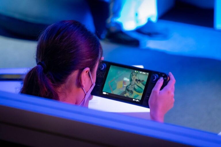 Steam Deck vs Razer Edge: Which One Wins?