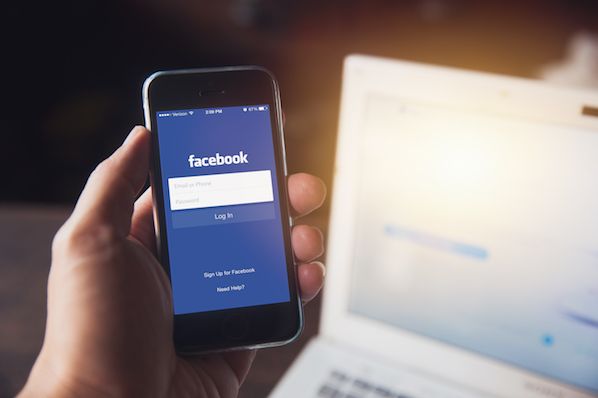 Snapchat vs Facebook Stories: How Do They Stack Up in 2024?