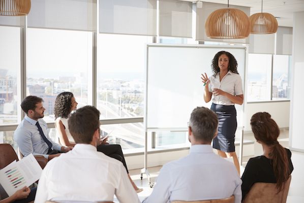 10 Essential Body Language Tips to Wow Your Audience in Your Next Sales Presentation