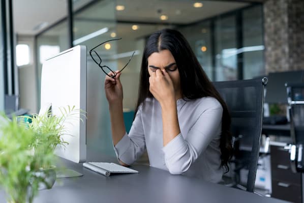 The 60-Second Trick to Stop Headaches From Computer Screens at Night