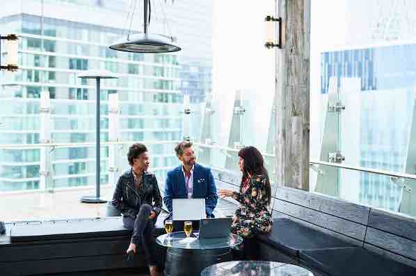 How to Network in Consulting (+6 Essential Tips)