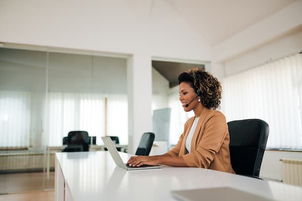 The Proactive Sales Playbook: 10 Strategies to Take Control of the Sale in 2024
