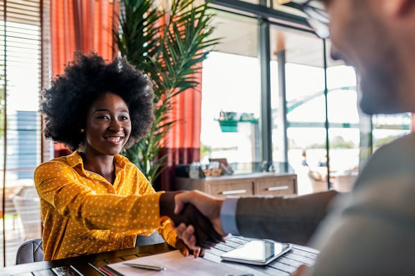The Sales Manager Job Description to Attract the Right Candidate [Template]