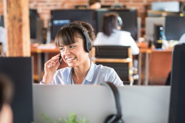 5 Ways to Create an Exceptional Customer Service Experience in 2024 (& 4 Mistakes to Avoid)